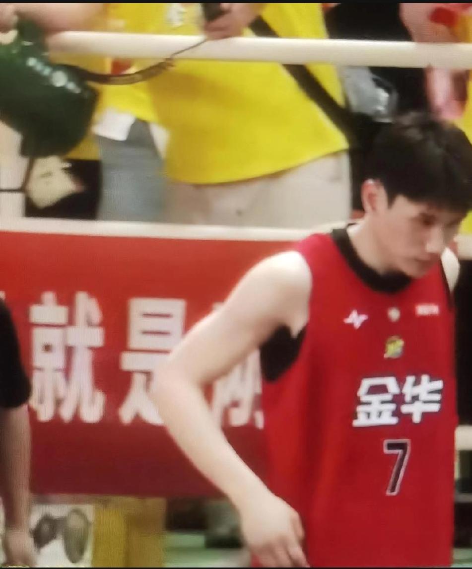 生死战在即，金华队如何迎战诸暨队成了关键。别指望国家级教练能带来奇迹，草根篮球拼