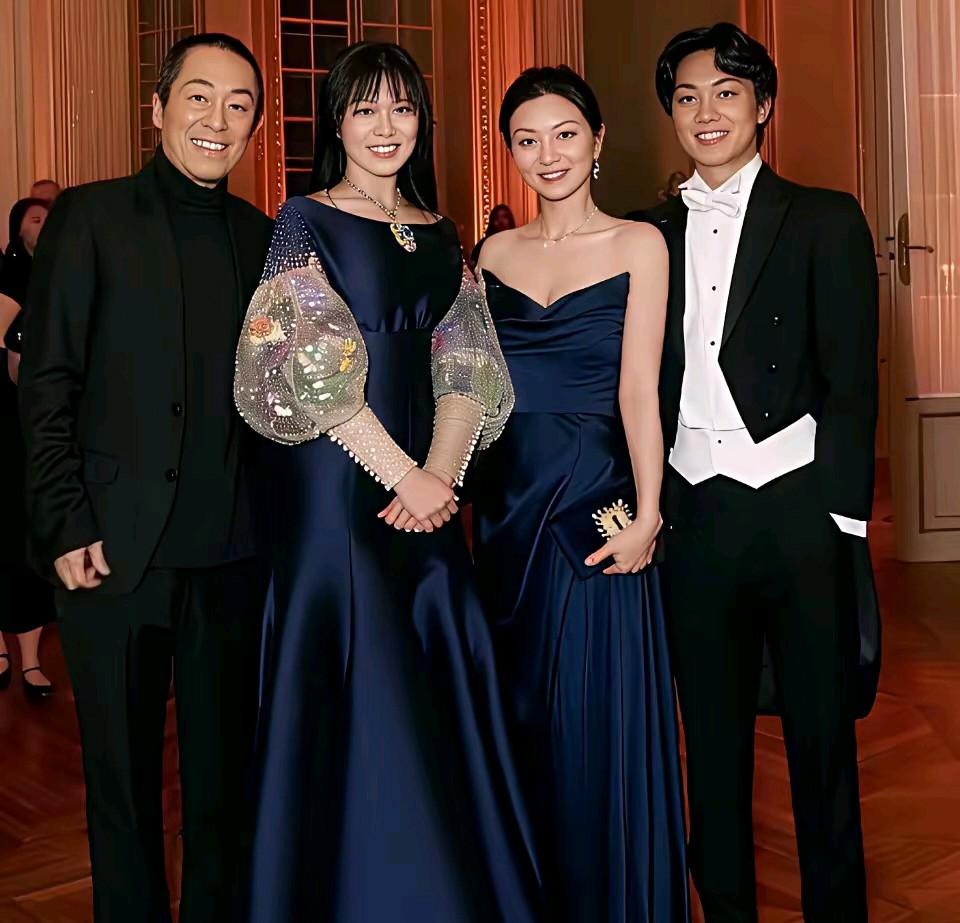 陈婷在偷偷的乐，没想到，才43岁的她，已经活成了人生赢家！

和张艺谋结婚这么多