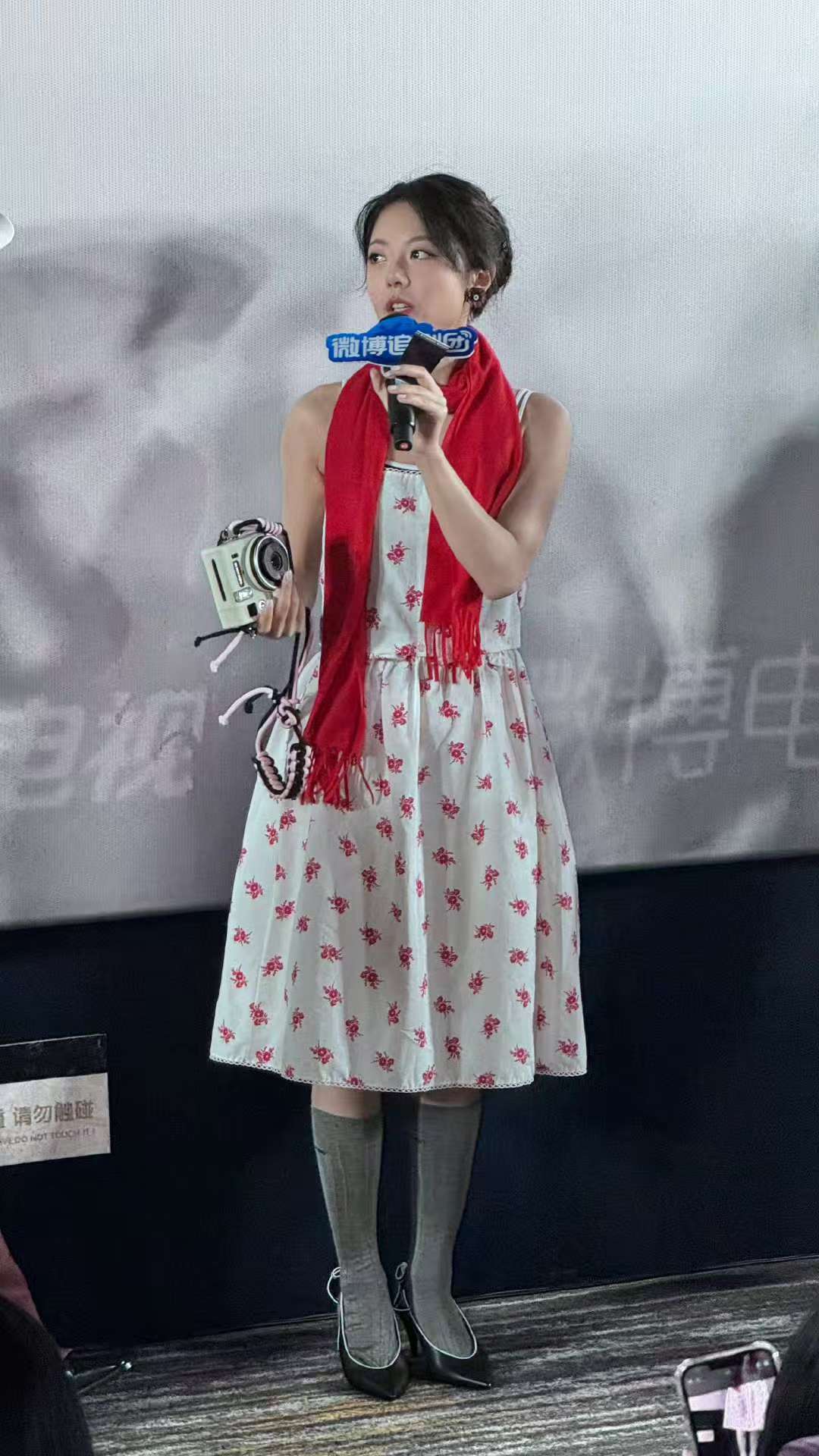 赵今麦被工作室做局了 今天的造型属实有点“灾难”现场内味儿了——小背心露得尴尬，