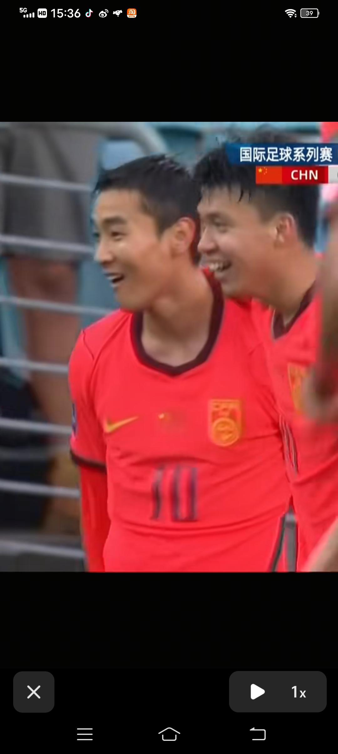 韦世豪、张玉宁建功，国足上半场补时阶段1:0领先暂时库拉索。
评论区很多球迷表示