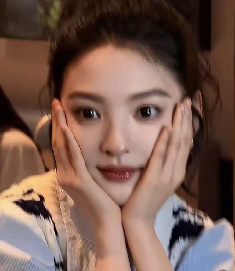 以后谁还敢给章若楠化妆啊！顶着个大浓妆上《奔跑吧》，转头却大肆营销“素颜”出镜，