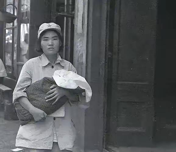 丈夫头颅挂在城墙上，她挺着肚子被逼嫁给仇人，整整忍了12年！解放的那天，战士一声