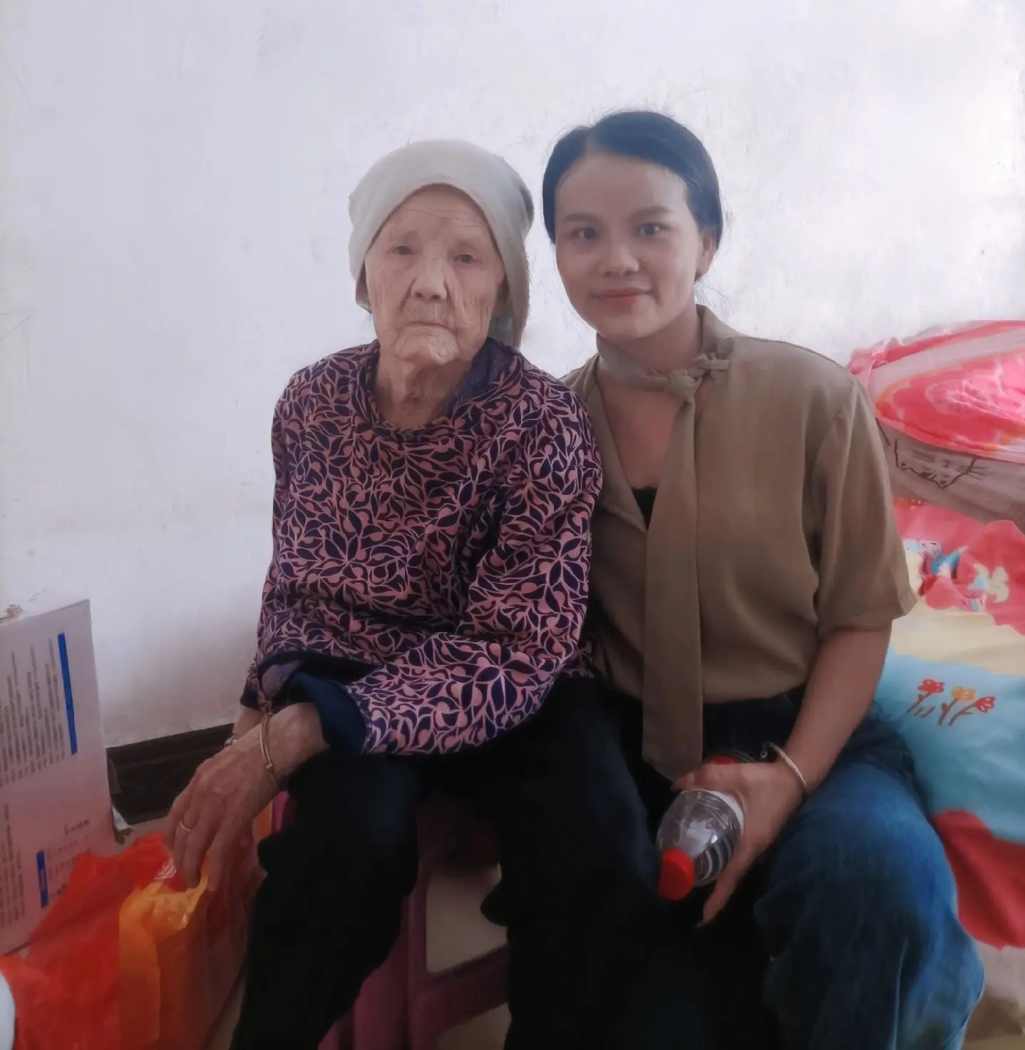 来大化看弟妹今天三天了  去见我百岁的外婆聊一会逗她看她还认识我不 说...
