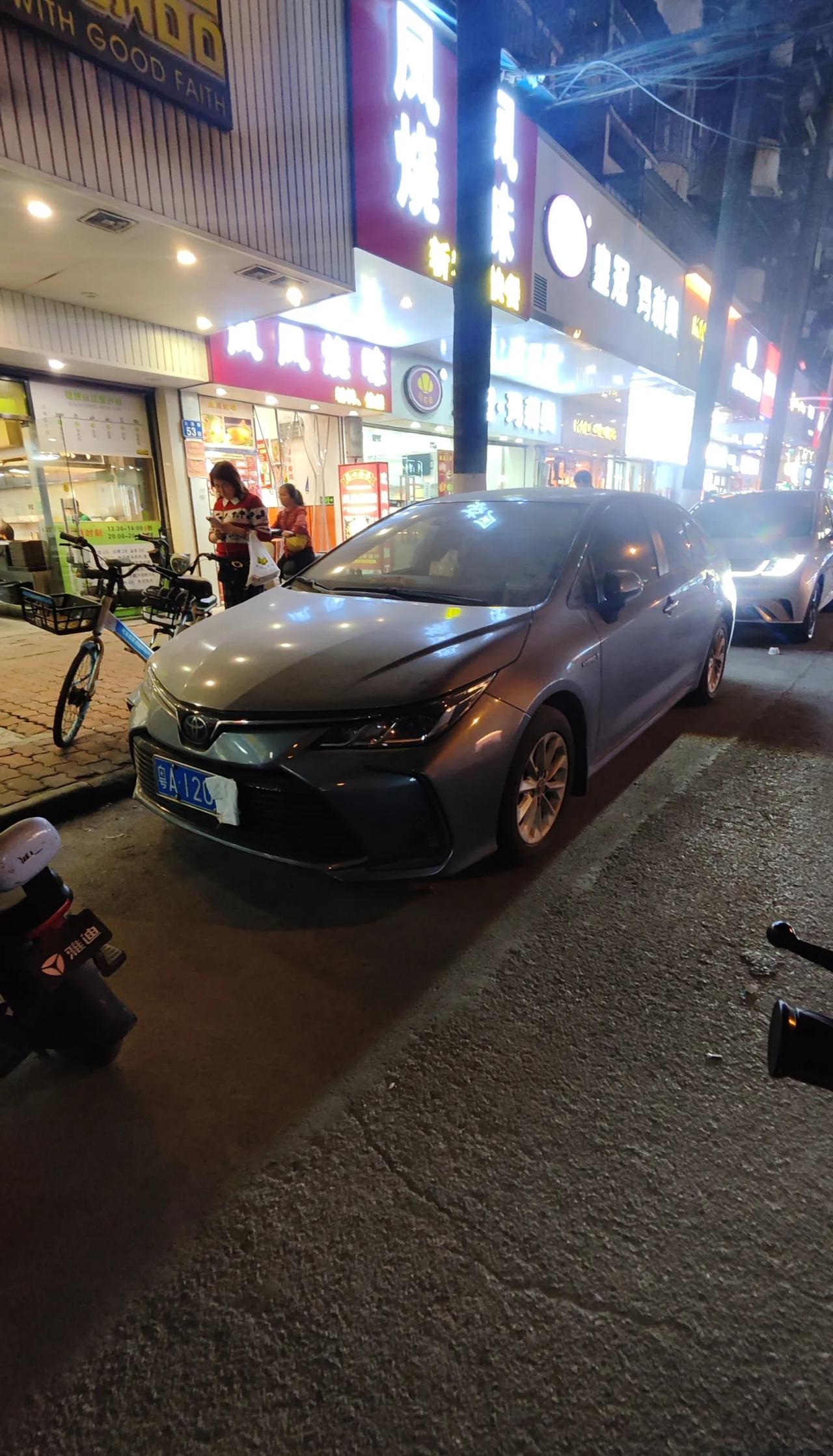 老师傅在大石才这样停？就不会被抄了吗？
晚上又又叒来番禺大石这边吃夜宵了，
看到