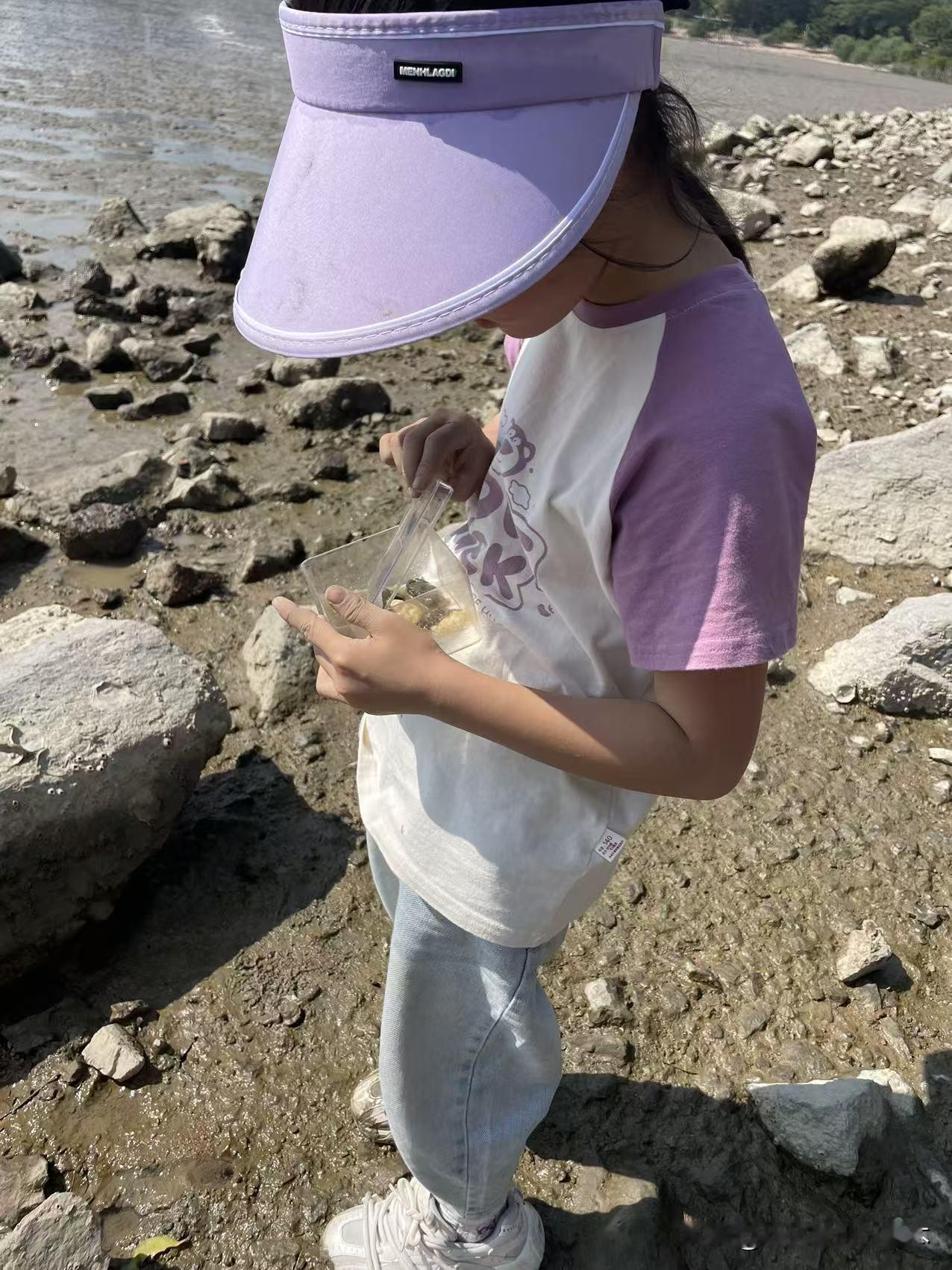 外省的小学生居然还有秋假？我真是孤陋寡闻了，大家羡慕不羡慕？昨天（周五），我和一