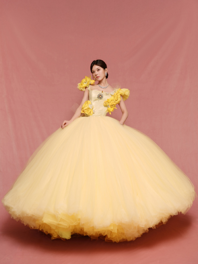 #赵露思黄色公主婚纱裙#赵露思身着一袭黄色公主婚纱裙，宛如从童话世界中走出的仙子
