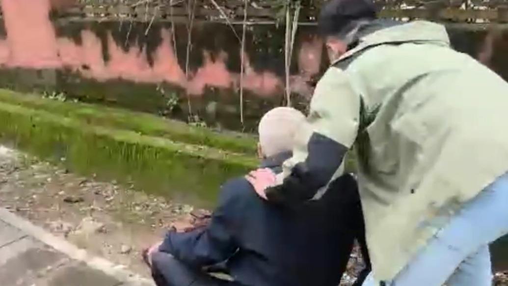 老人路边摔倒扶不扶？这位退伍军人给出了硬核答案！

12月3日海南琼海，一位老人