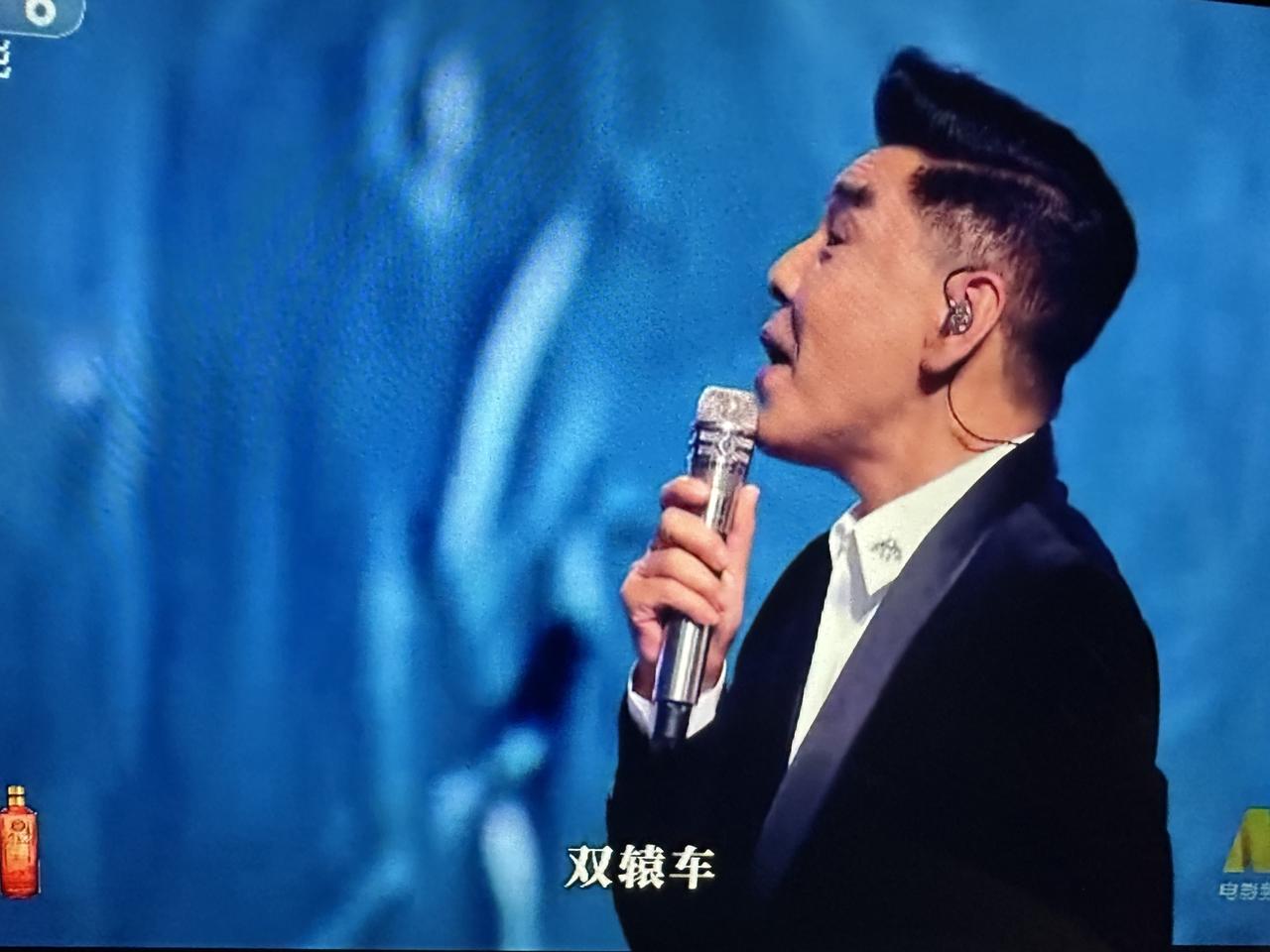 屠洪刚老师太稳了！
这是听的很爽的一首歌。
他的气息、唱腔、转音都中气十足。
很