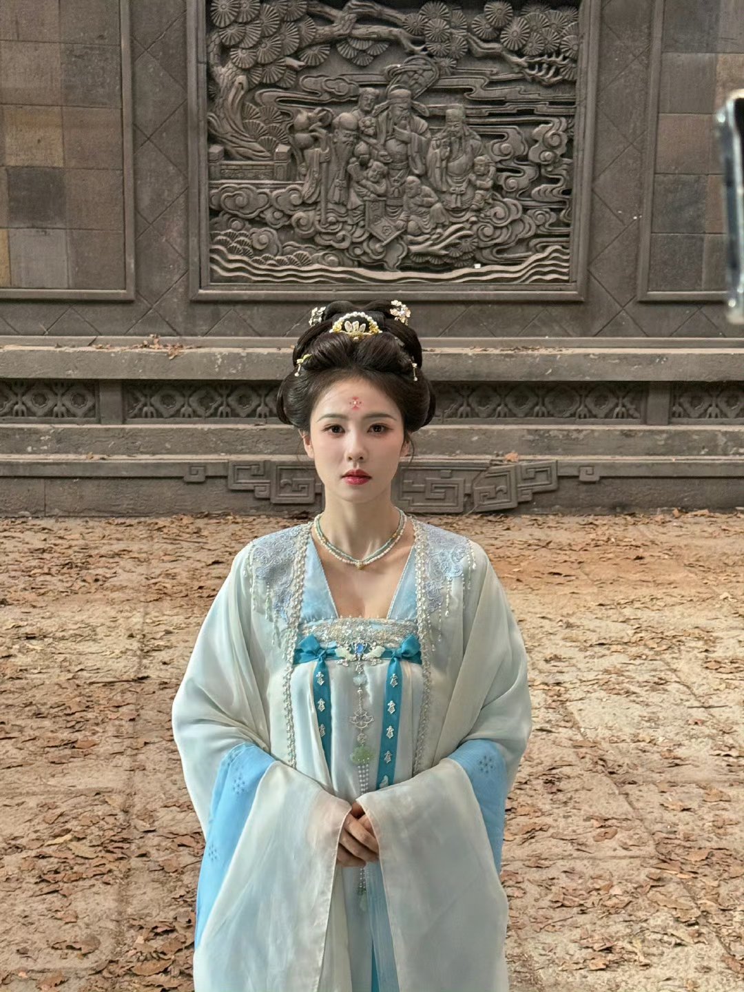 白鹿今天是小仙女佩仪蓝色小蝴蝶好漂亮期待更多作品～ 