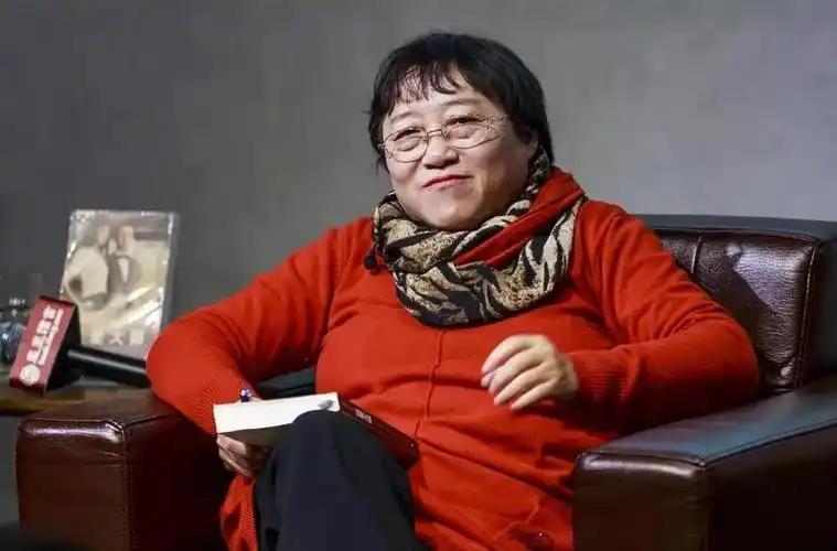 李银河曾说：
“从宏观上讲，人不过就是一粒宇宙尘埃，就是一个蠕动的人形，就是一场