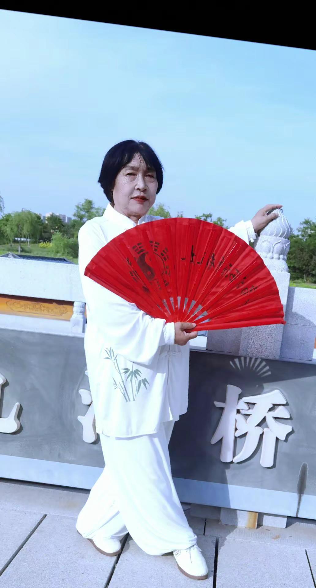 红色太极扇 太极扇爱好者 运河桥公园