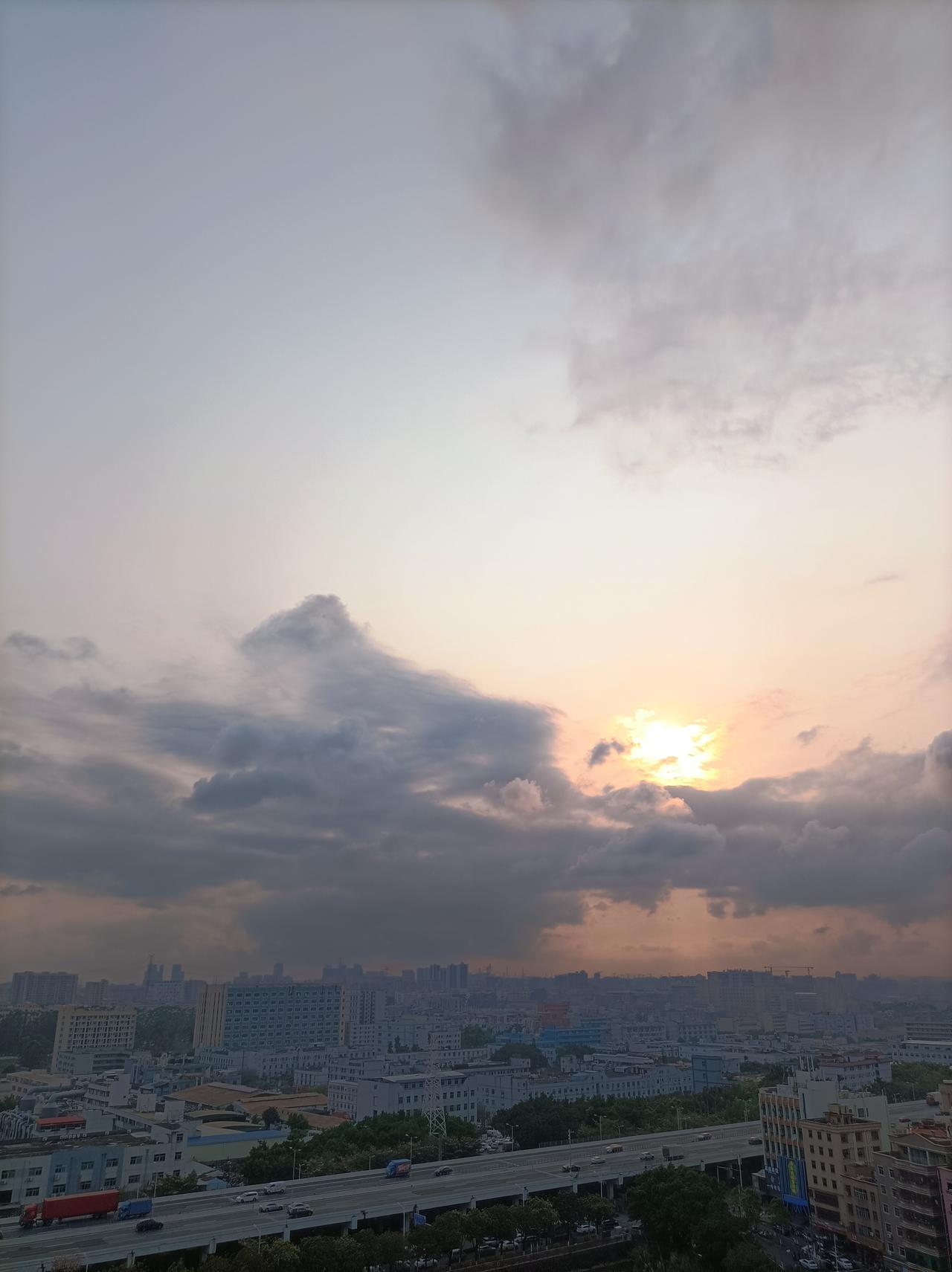 我拍到的落日瞬间昨天深圳又是阴雨天，下午的落日夕阳是这样的，也很美！