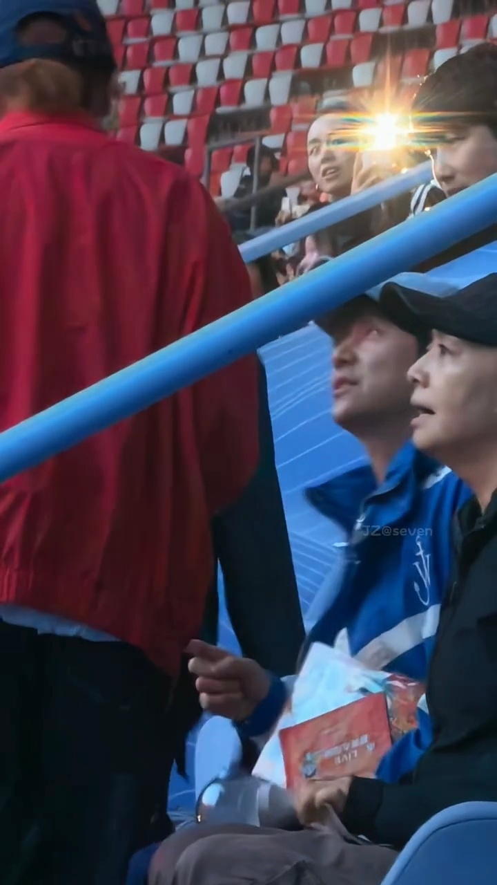 啊啊啊啊今天快乐家族也现身杰哥演唱会了！！何炅、维嘉、吴昕都在，还有宋丹丹、沈凌