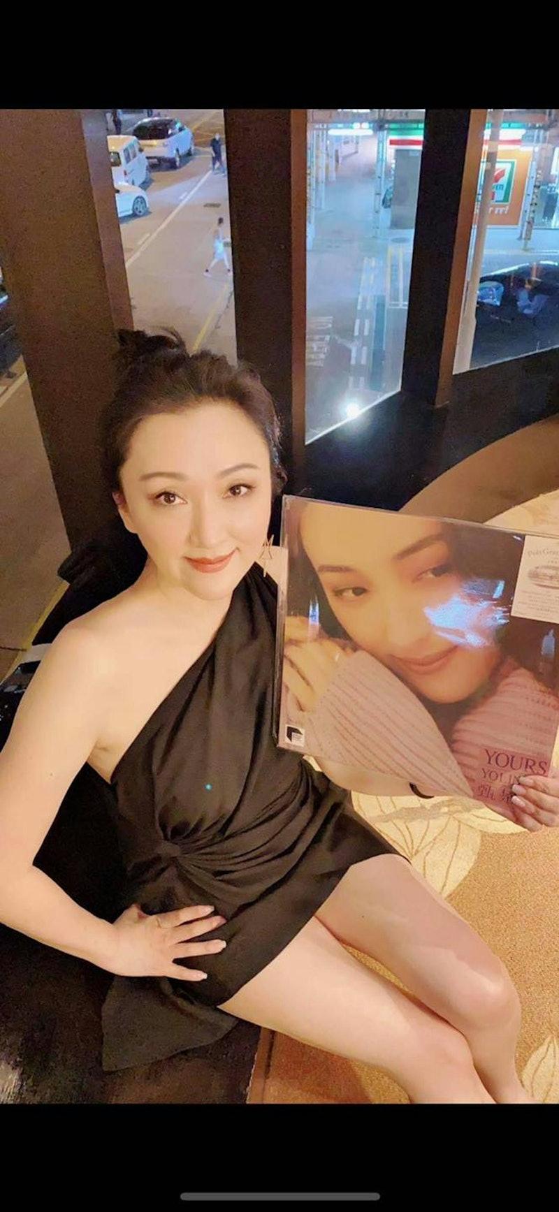 现年54岁的80年代女歌手甄楚倩当年因唱腔神似梅艳芳而走红，1988年凭《深夜港