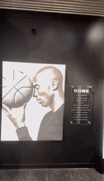 纪念曼巴！科比在篮球名人堂的展览🔥包括科比的比赛球衣、球鞋，科比传记什么的。