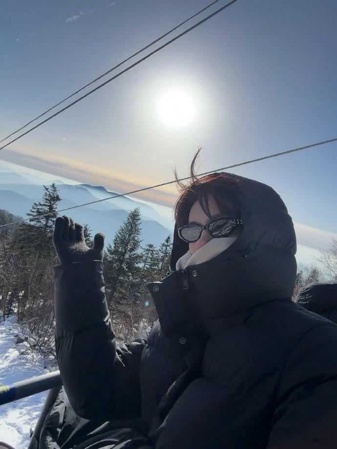 魏哲鸣缆车自拍打卡成功 魏哲鸣缆车比耶自拍📸打卡成功！好帅的一张脸呀，也能够感