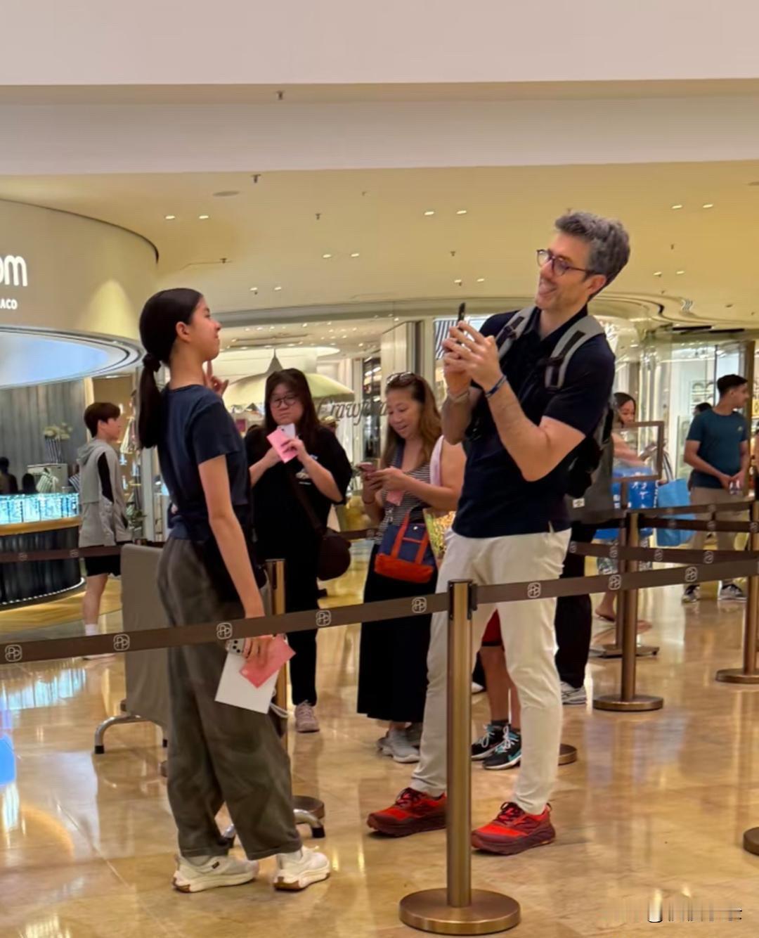 在香港商场偶遇梁咏琪老公和女儿，11岁女儿身材高挑，父女俩看起来关系非常亲密！梁