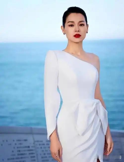 胡杏儿曾在采访中形容前东家TVB是一个少林寺，前辈们都是一步步熬出来的，作为后辈