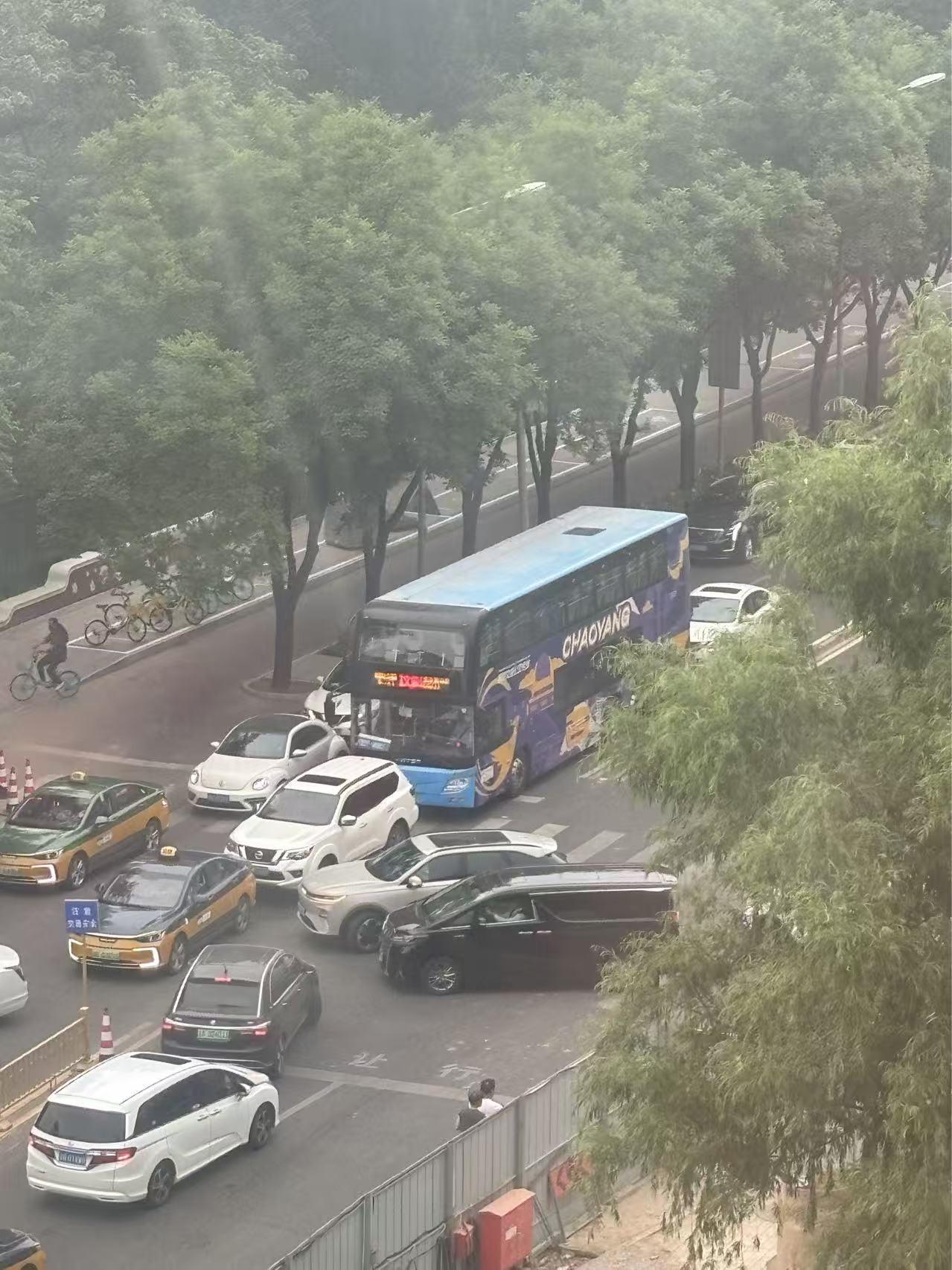 千万别去玩麻将，一进去就出不来，谁也劝不了，别以为是消遣一下，这一消遣也许害你妻