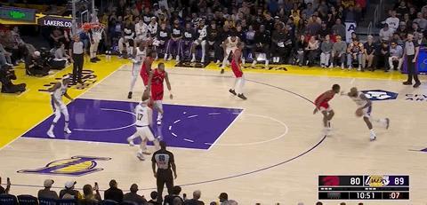 第四节，詹姆斯连得4分，湖人领先两位数！猛龙vs湖人