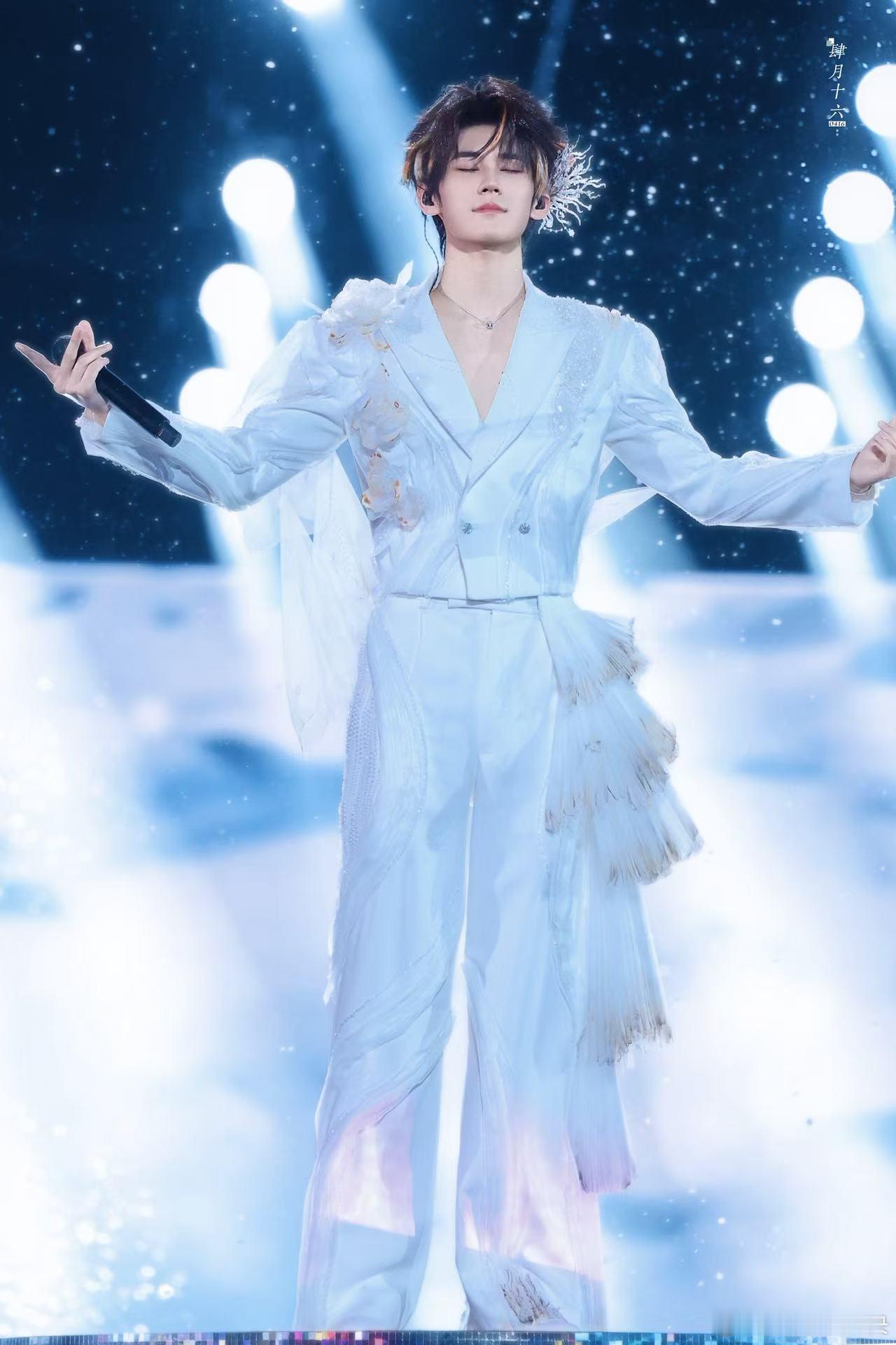 张真源高音张真源张开双臂所有人感受 张真源一开口就自带高光，高音清亮通透层次十足