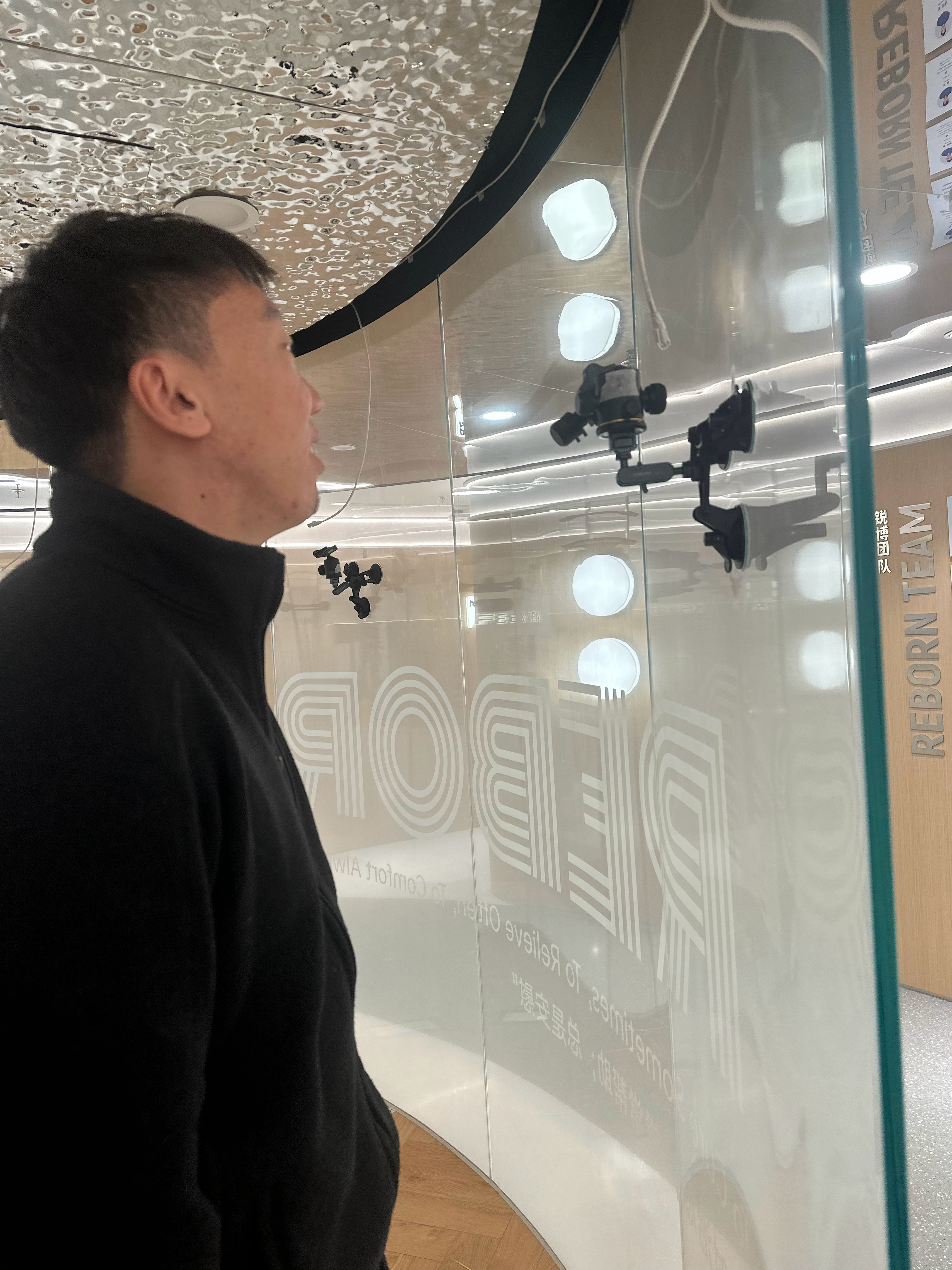 给北京国贸店的设备来了一个大升级你们先来猜猜，这一圈的摄像头，是干啥的？ 