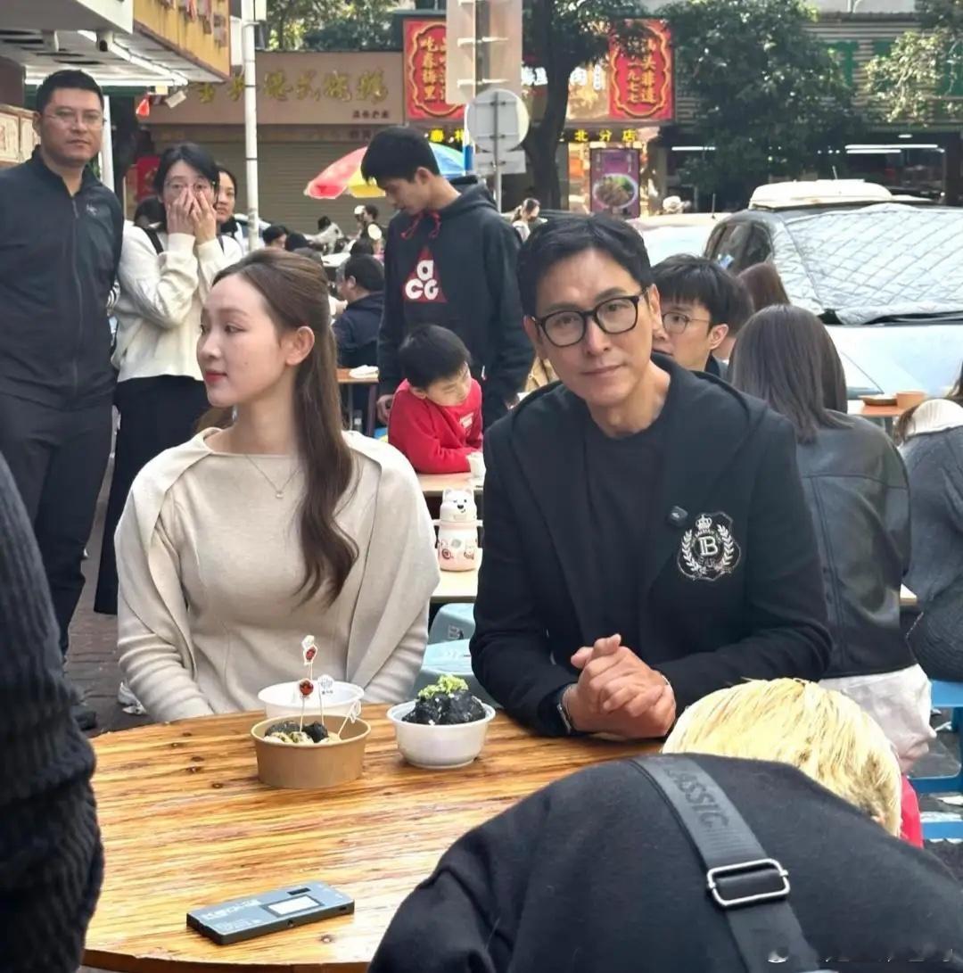58岁港星艺人马德钟在新年现身潮汕，他在路边摊吃牛肉丸，他穿衣打扮时尚绅士有型，