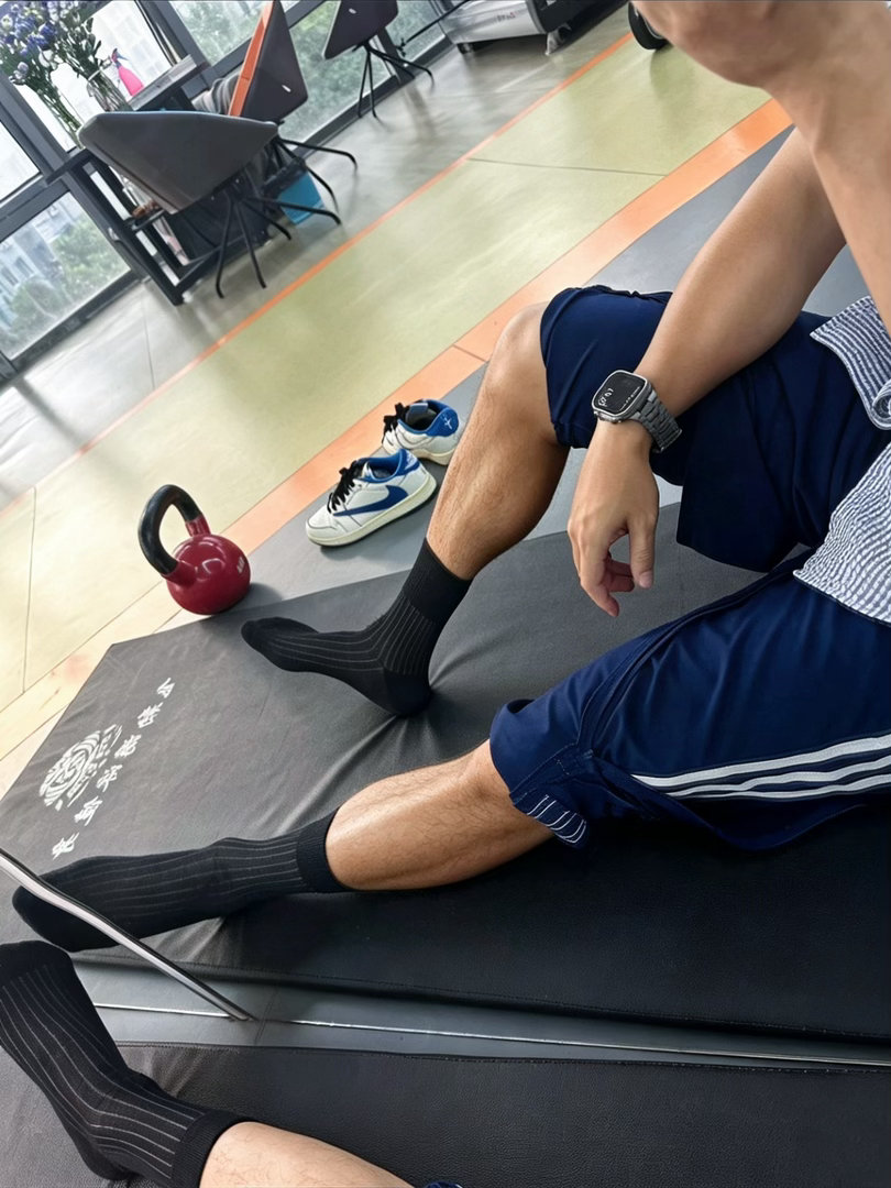 国乒男队现在最稳的底牌马龙也是真的够够了，这都一把年纪还要出来打工。几年前一句“