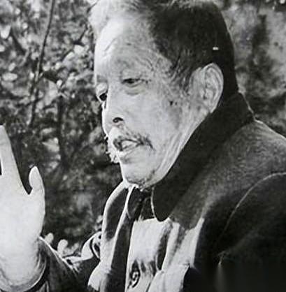聊聊季德胜这个人。
1956年，南通一个破庙里，当着一众干部的面，他抓起一条剧毒