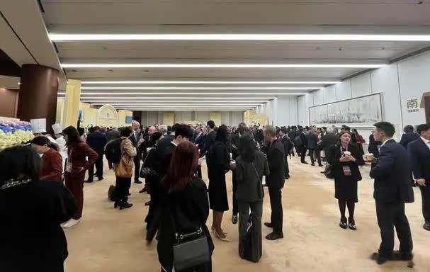 特朗普开始抢钱了，特朗普突然向阿拉伯国家提出要求，要求他们为美伊开战支付巨额费用