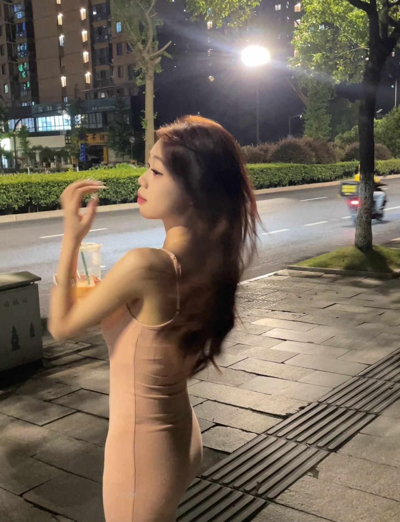 北京又闷又热
这几天真的很潮
推开人生尽兴之门 北京 北漂 北京探店 闷热的天气