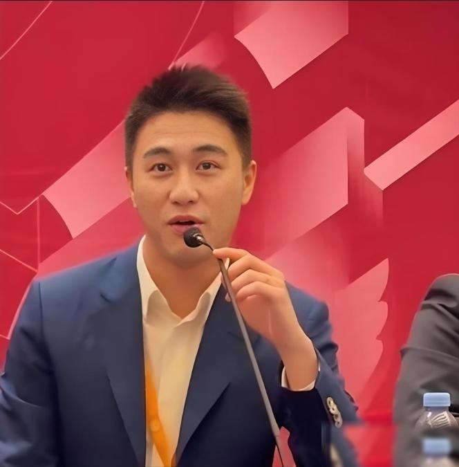 美国的关税打压之时，中国出现了一位厉害人物！他就是29岁的香港青年何猷君。最近在