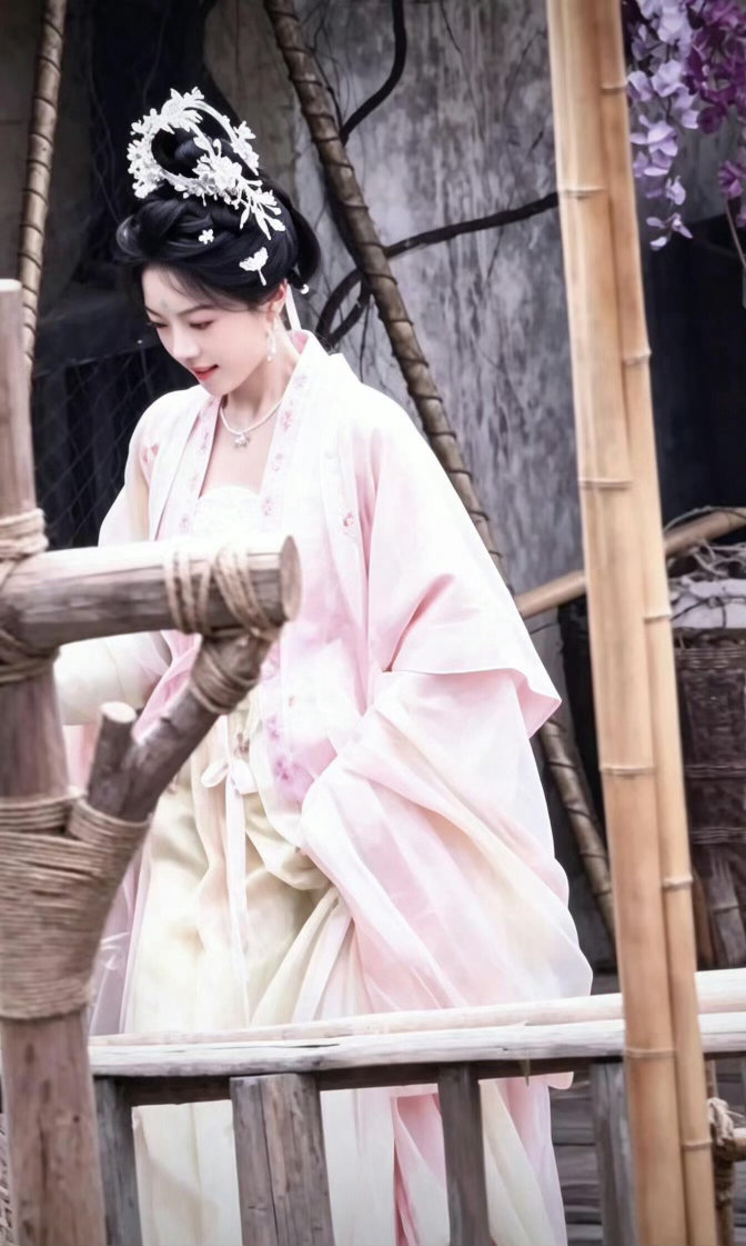 爱奇艺发了鞠婧祎赵今麦李兰迪鞠婧祎赵今麦李兰迪爱奇艺中秋物料爱奇艺中秋大剧集体上