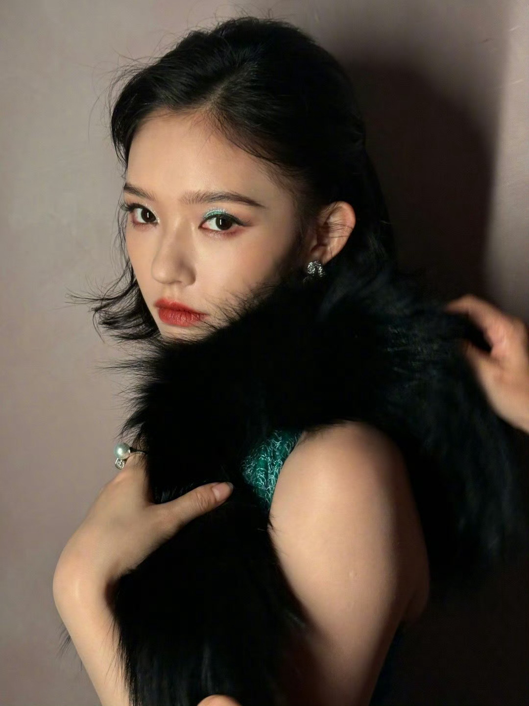 林允W盛典率先出图啦，来瞅瞅👀👀两套look都是很吸睛的美，霞姐硬照真的从来