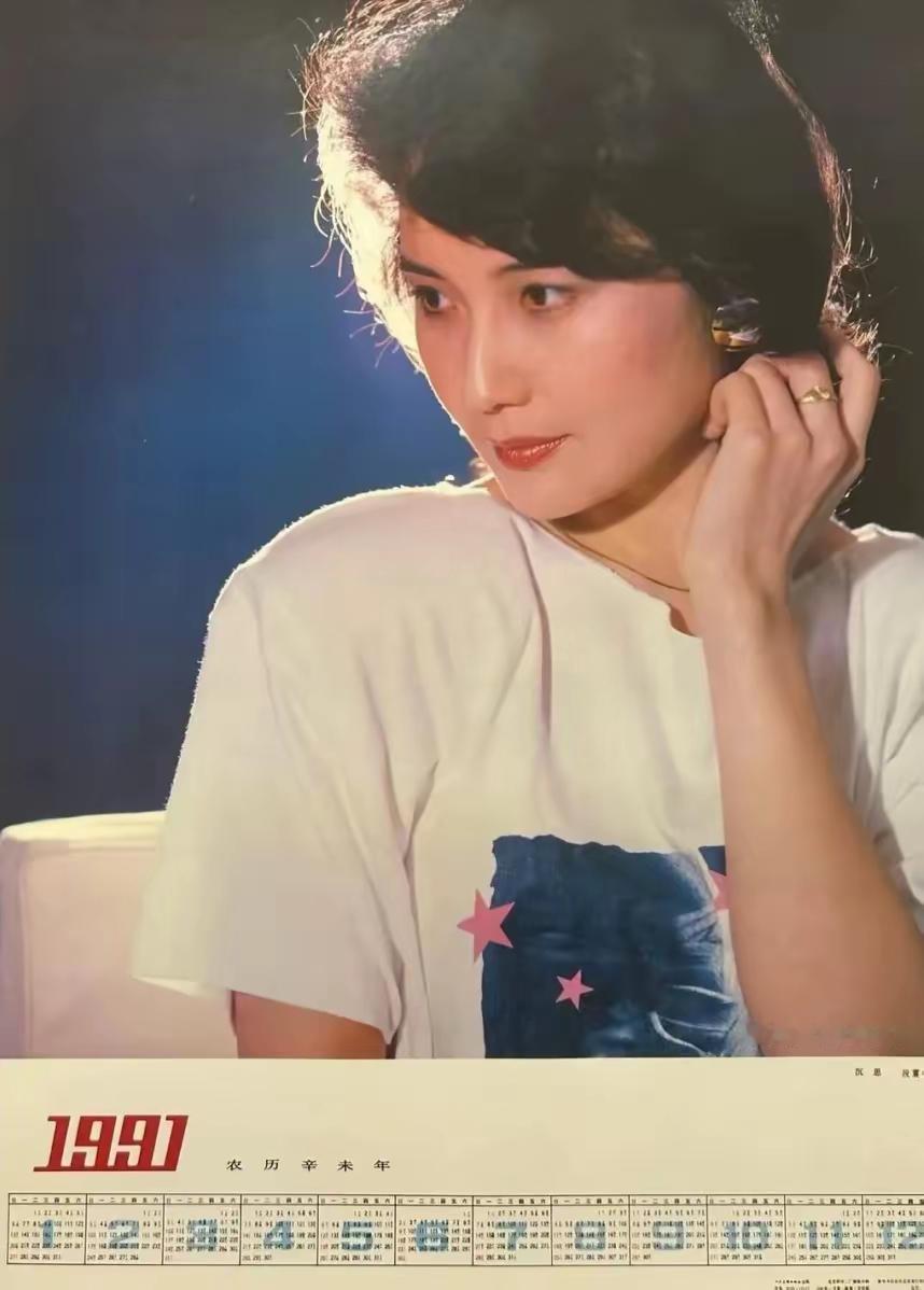 1991年美人年历
画面中的模特妆容大方，穿搭鲜活，林间泳装、吊床小憩、光影特写