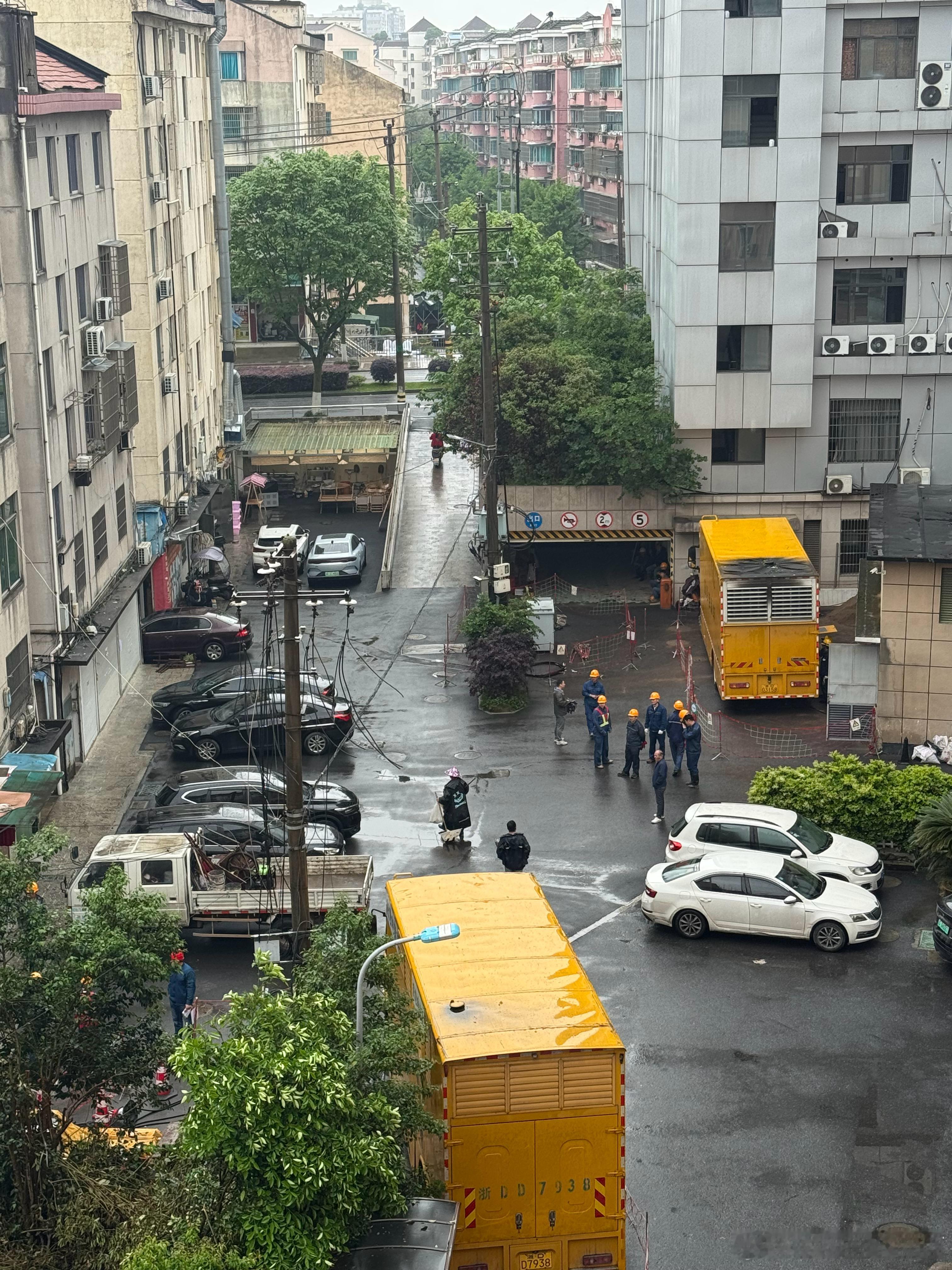 早☀️我们这儿最近在改电路把空中的电线全部理到地底下全部理好后把电线杆子拔了为了