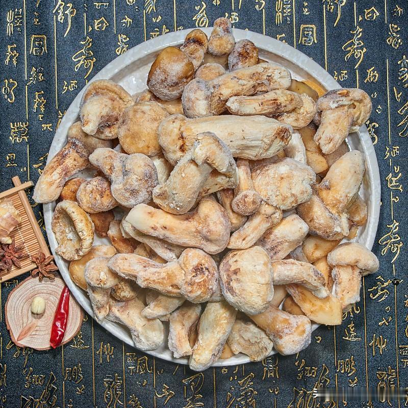 云南吃菌那可是件大事，最近听说本地人吃菌还加一道锁，这“锁锅”操作太有意思了。在
