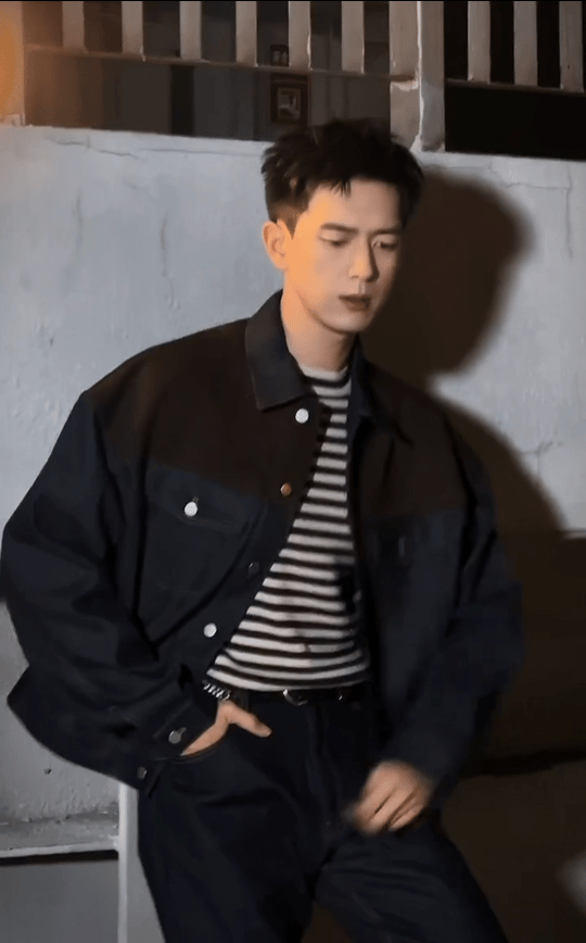 prada代言人李现 lx李现 我攀上城墙，感受晚风的温柔。掠过心头的思念，只为