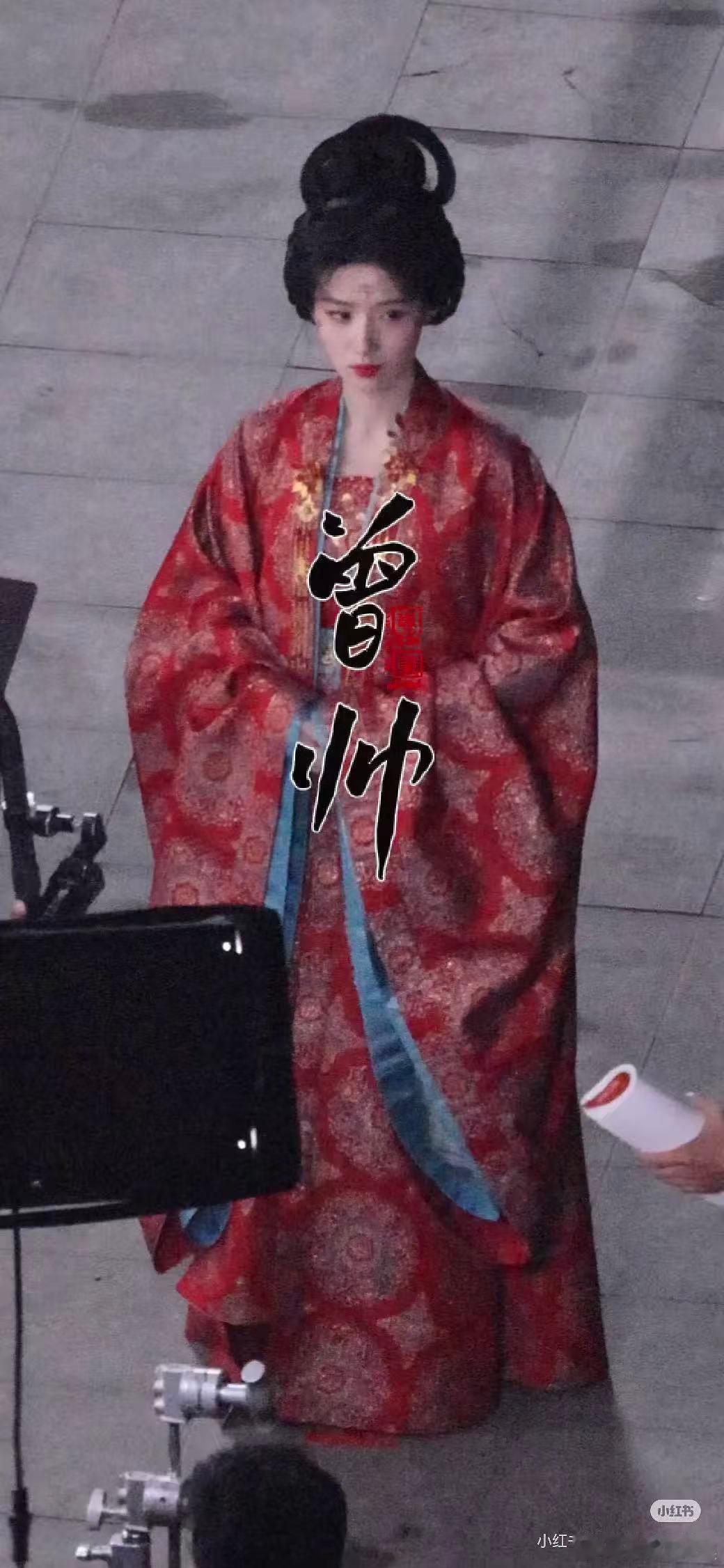 卢昱晓穿这种妆造是不是有点没有气场 