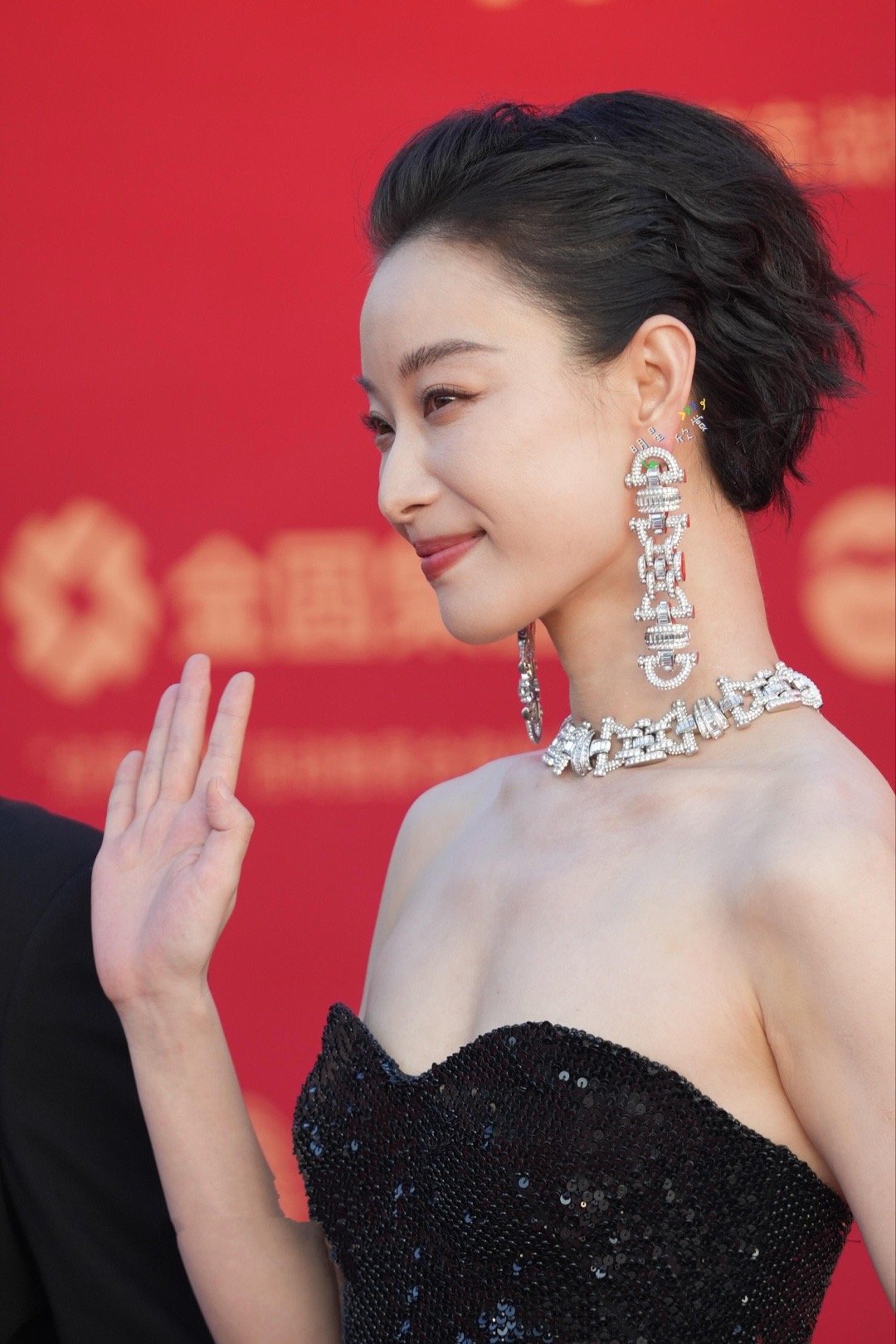 倪妮金鸡奖红毯，全身散发大明星的风采 