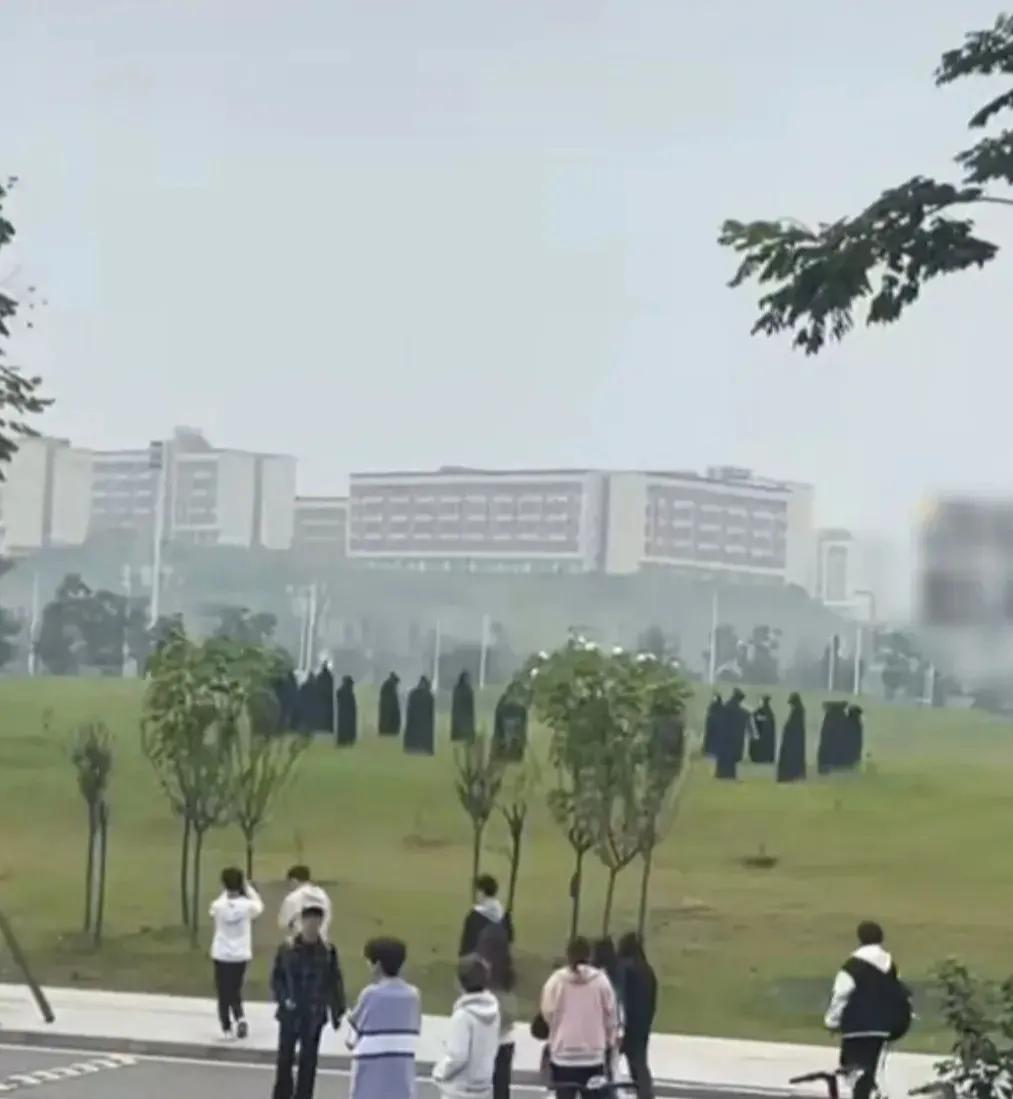 校园里一群黑衣人，带着白色面具，围成一个圈，这一幕让下课路过的同学纷纷驻足观望，