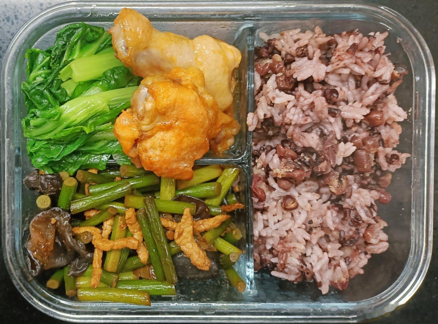 #儿子的午餐##这个问题吃什么# 红豆紫米米饭，蒜薹木耳炒里脊丝，水油煮小白菜，