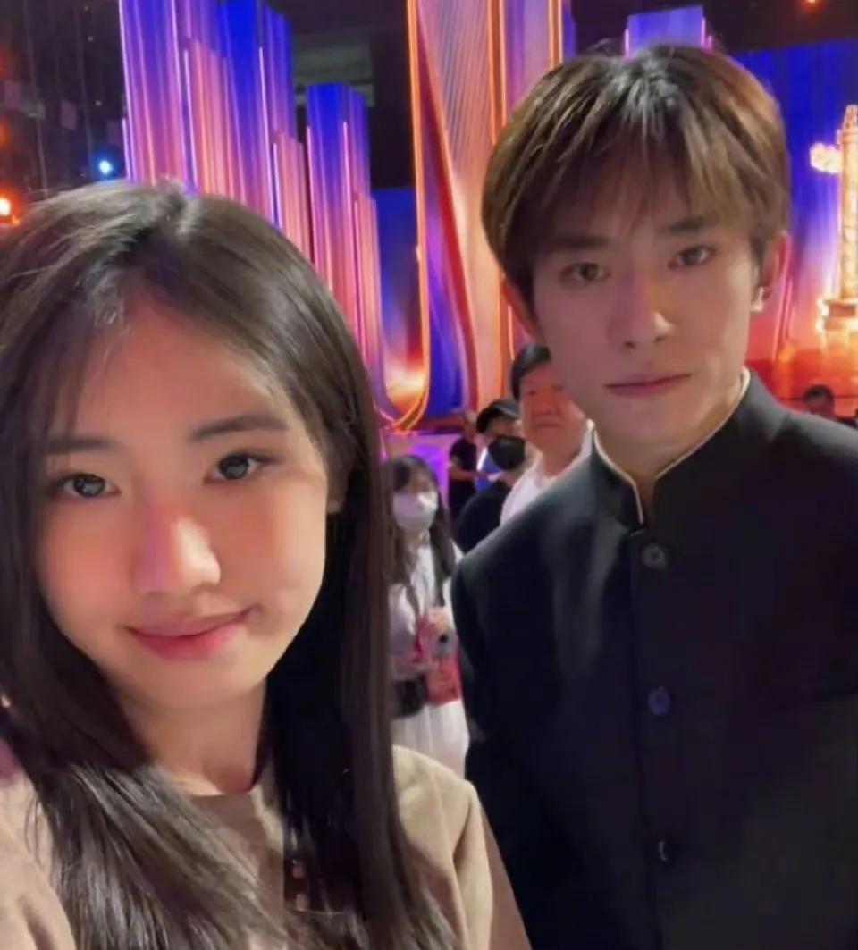 冯小刚女儿撞脸小S二女儿许韶恩，你感觉像吗？冯小刚女儿看着温柔可人，而小S女儿看