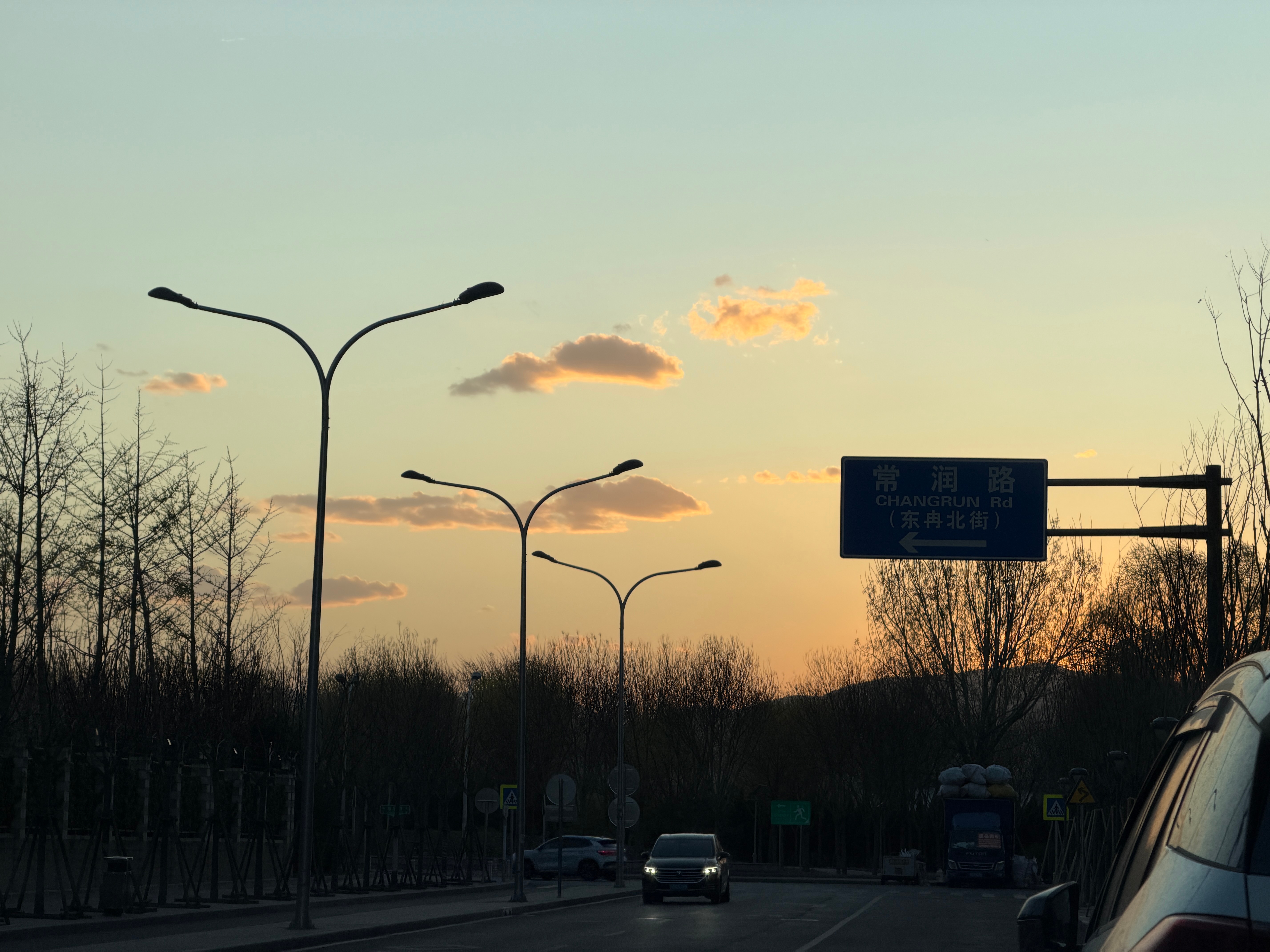 今天的日落挺好看...真是岁数大了，手机里全是日出，日落的照片...再往后就该拍