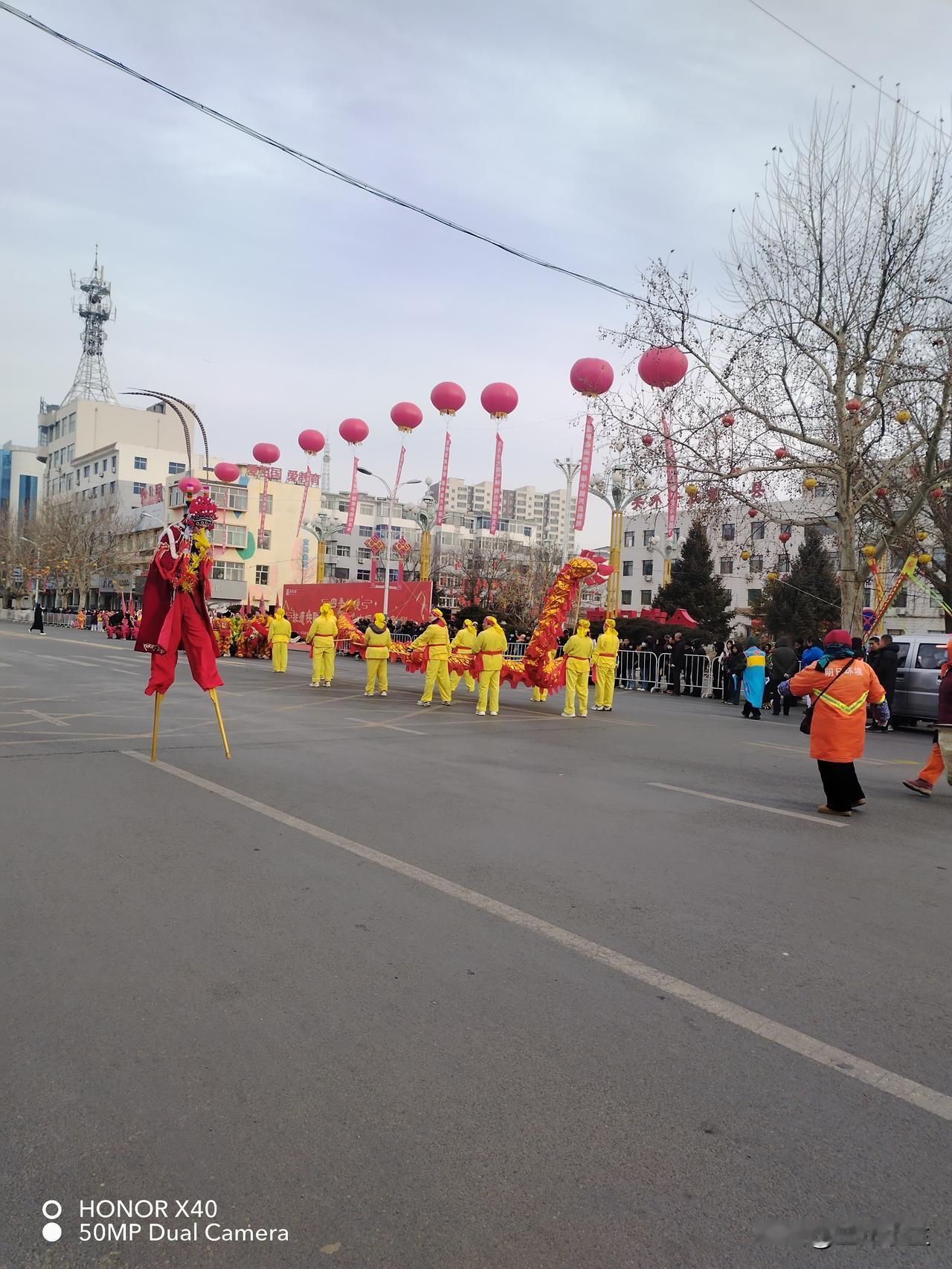 后来我看了会，人山人海的。硬是穿过拥挤的人群，去找他了。

今天卖的挺好。没有几