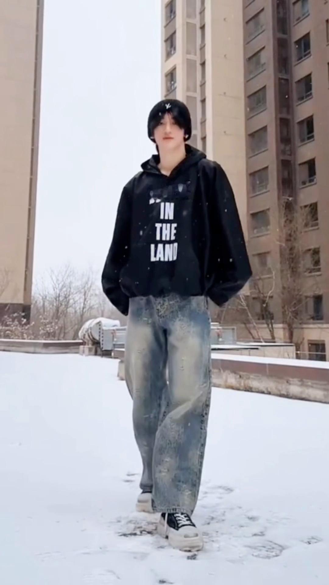 邓佳鑫雪中跳初雪邓佳鑫初雪cha初雪初雪和《初雪》的绝配，是邓佳鑫给的浪漫！宠粉