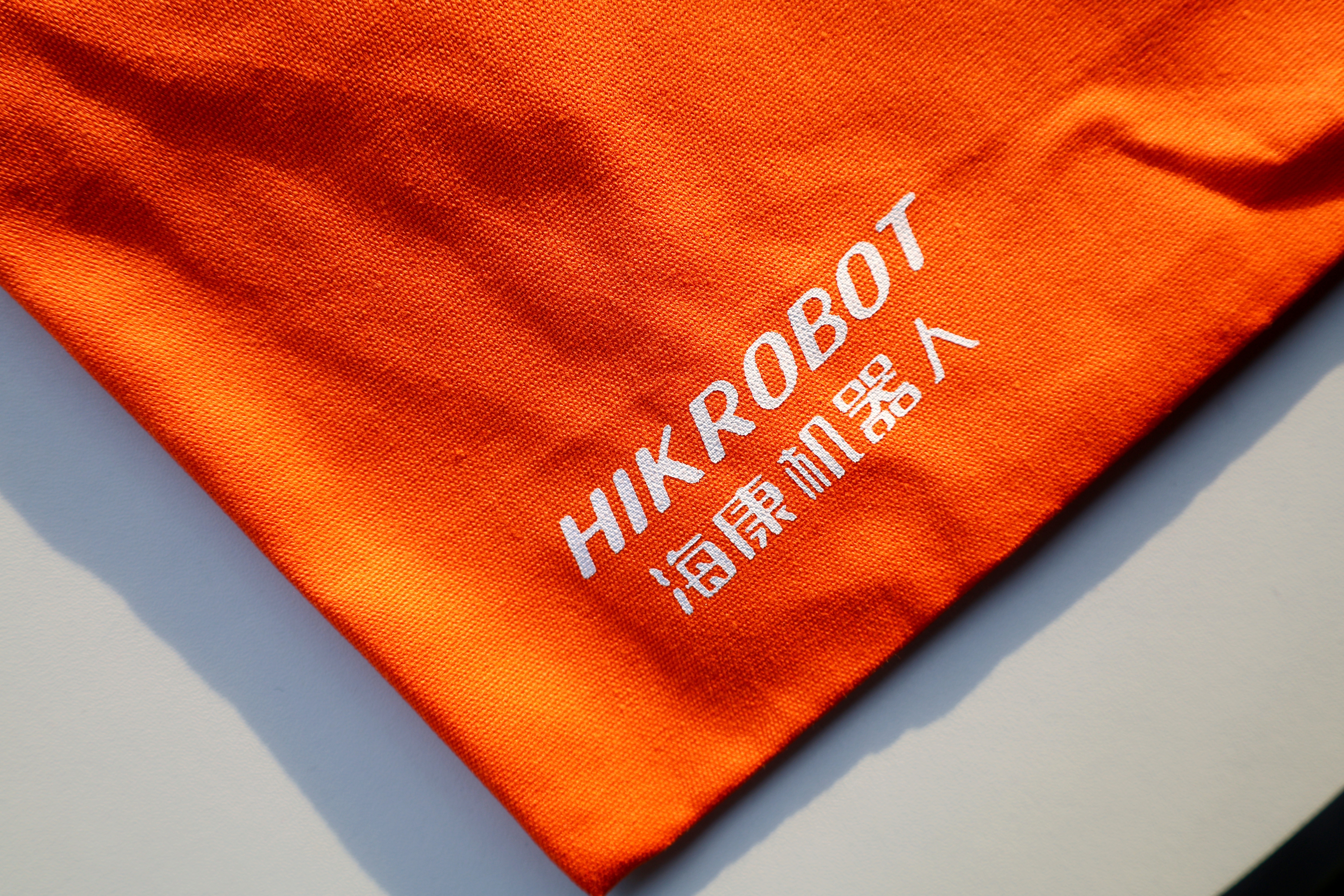 感谢海康威视寄来的小礼物，手提袋挺拉风，迷你加湿器、金属名片夹、晴雨伞都很实用，