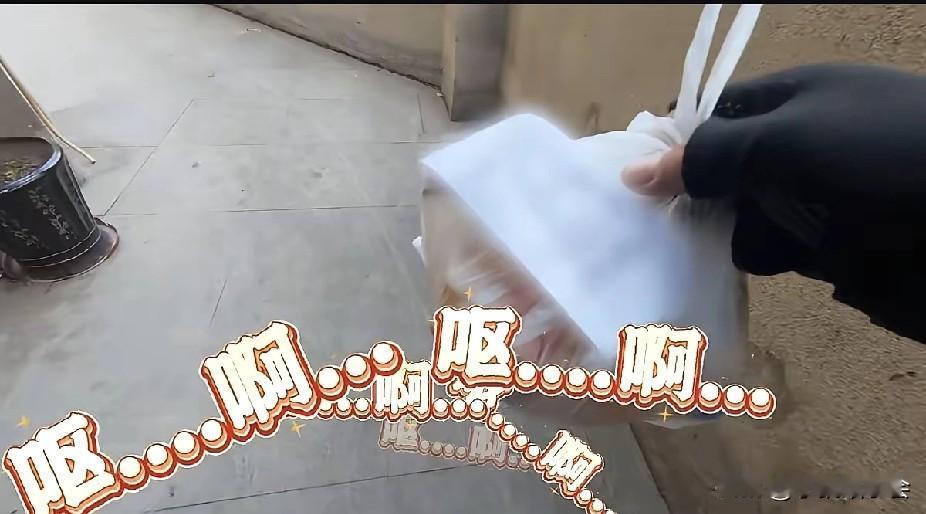 无良商家遇到良心外卖小哥，是一种什么样的体验？
外卖小哥来到一家卖猪脚饭的商户来