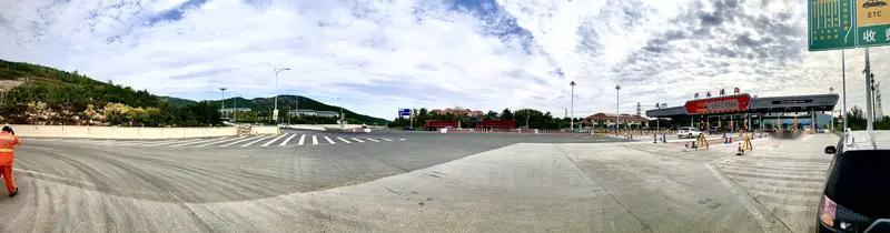 多地公路收费站为何提前停止收费？这背后隐藏着怎样的经济考量和社会影响？
近期，吉