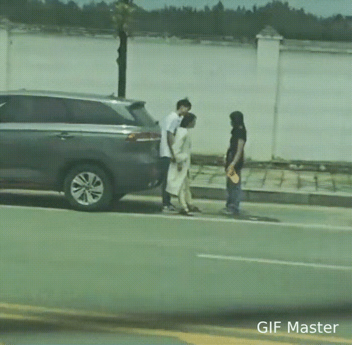我们劝风衣女一句，白衣男爱的是黑衣女，不要再和白衣男纠缠了，强扭的瓜不甜！